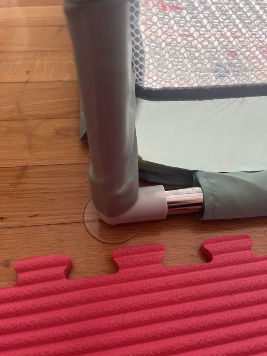 Бебешка ограда с врата и килим