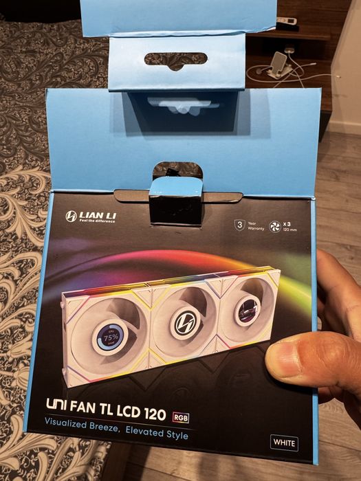 Vand / schimb 4 ventilatoare lian li UNI FAN TL LCD 120 lcd pc gaming