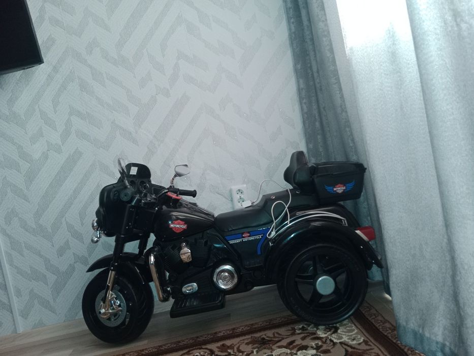 Продам детский мотоцикл на аккумуляторе. С музыкой,сигналом и светится