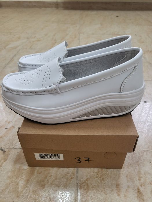 Дамски спортни обувки