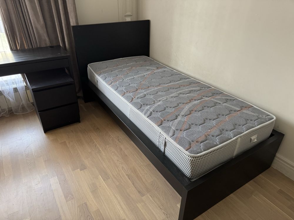 Продается комплект кровать, стол, шкаф