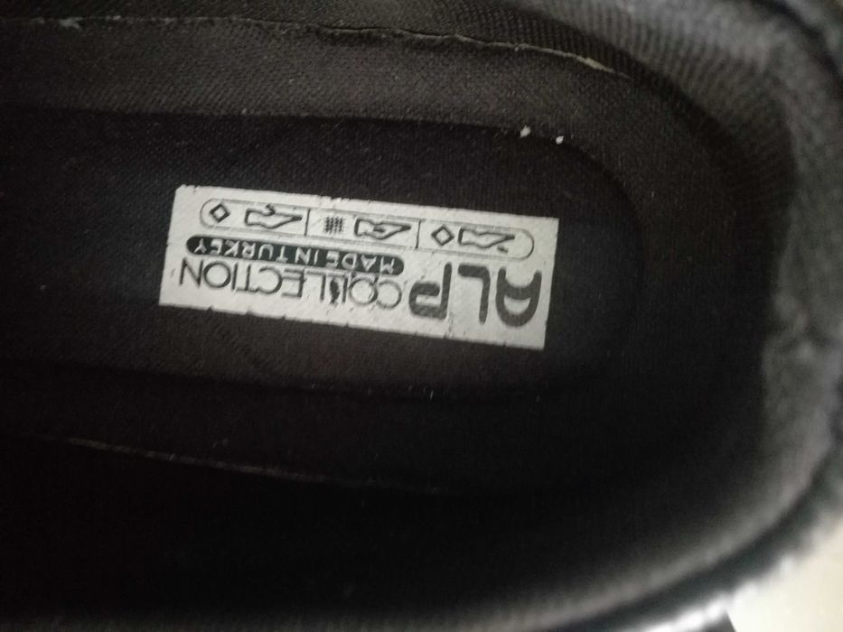 Продавам черни мъжки затворени обувки без връзки