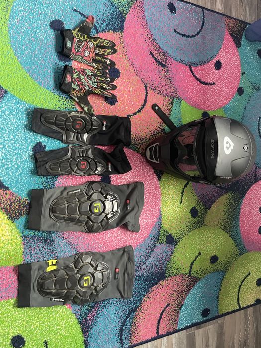 Echipament bicicleta (casca+ ochelari, genunchiere, cotiere,manusi