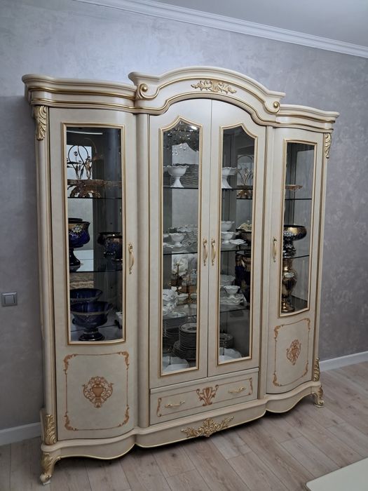 Гостинный гарнитур, гостинная,комод,витрина.