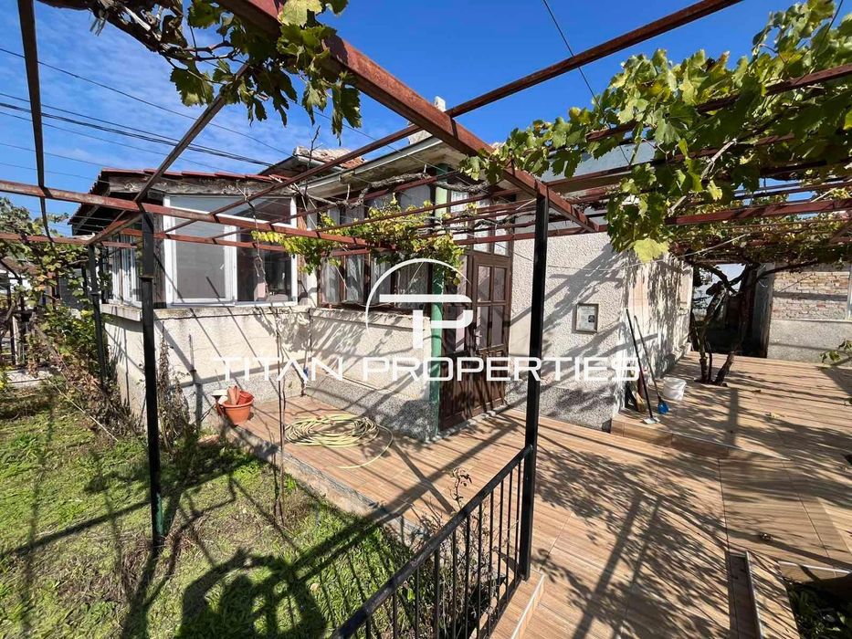 Ключ в офиса!  Къща в село Черни връх с отлична локация