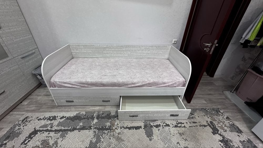 Кровать с матрацем 2м*0,8