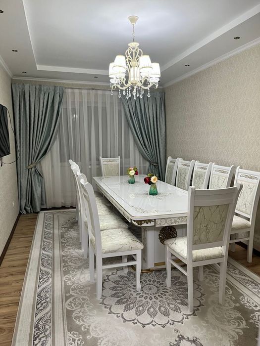 Продается гостиный стол со стулями