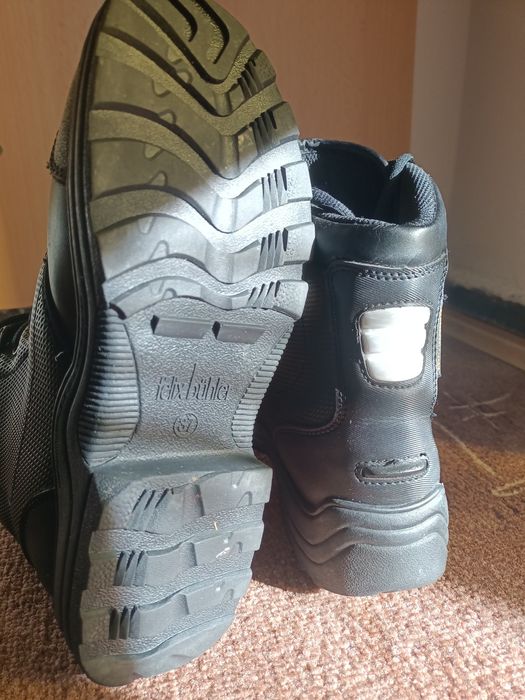 Vând bocanci Felix Bühler