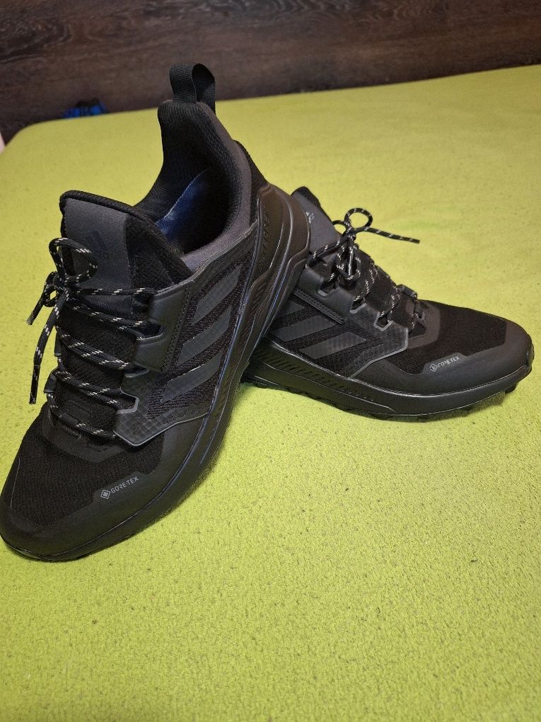 Продавам маратонки adidas gore tex 45 1/3.