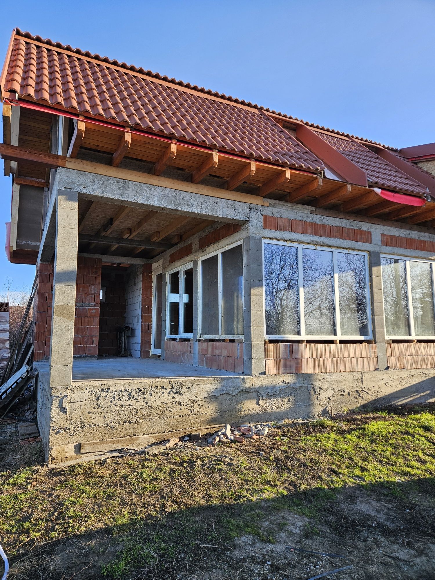 Vand sau schimb casa la rosu P+M cu teren 2000 mp imprjmuit