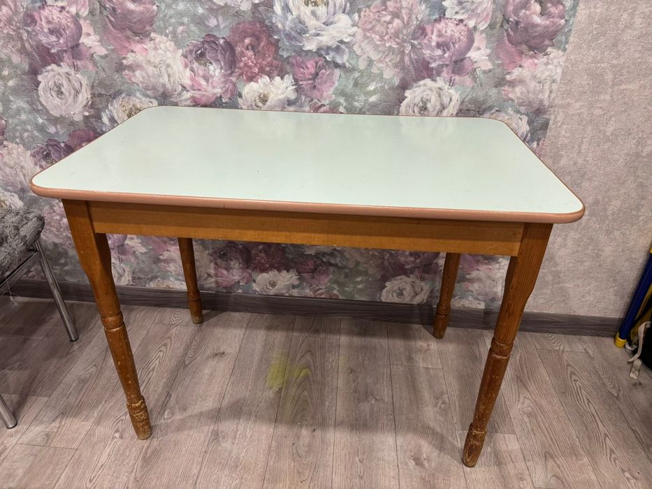 Продам кухонный стол