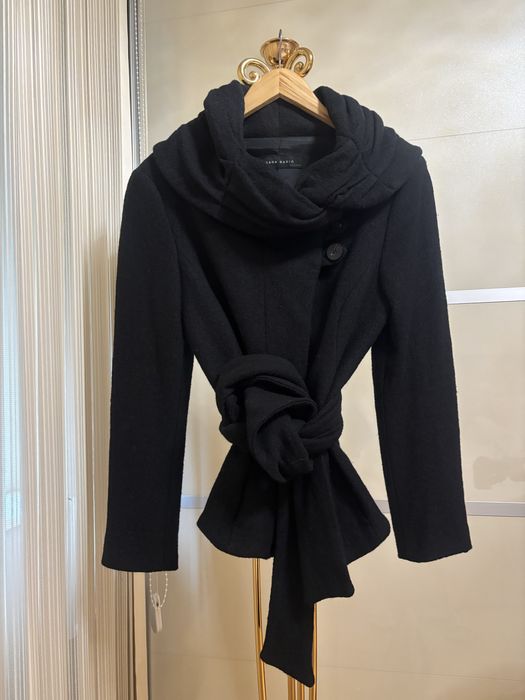 Късо черно палто ,,Zara“.