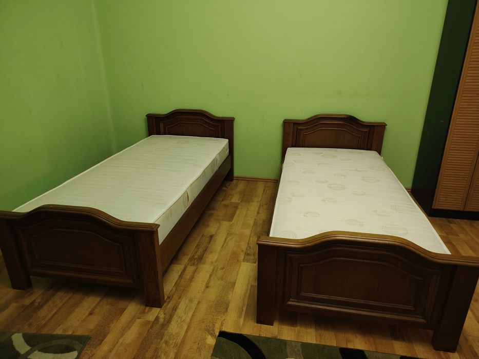 Două cadre de pat din stejar masiv