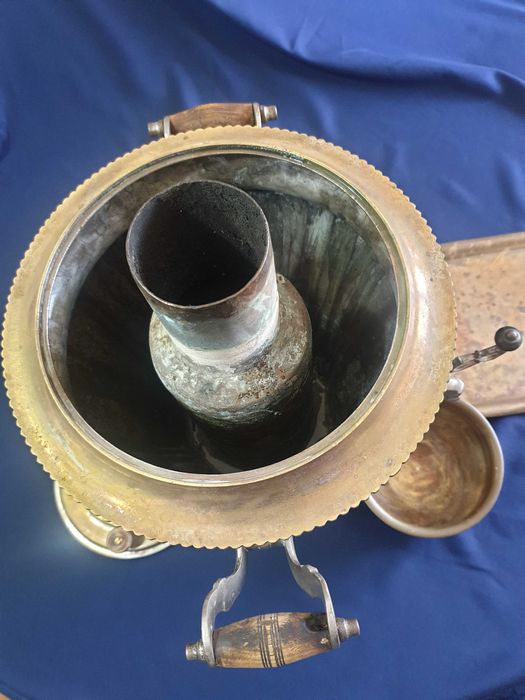 Голям руски имперски самовар и меден самовар на въглища