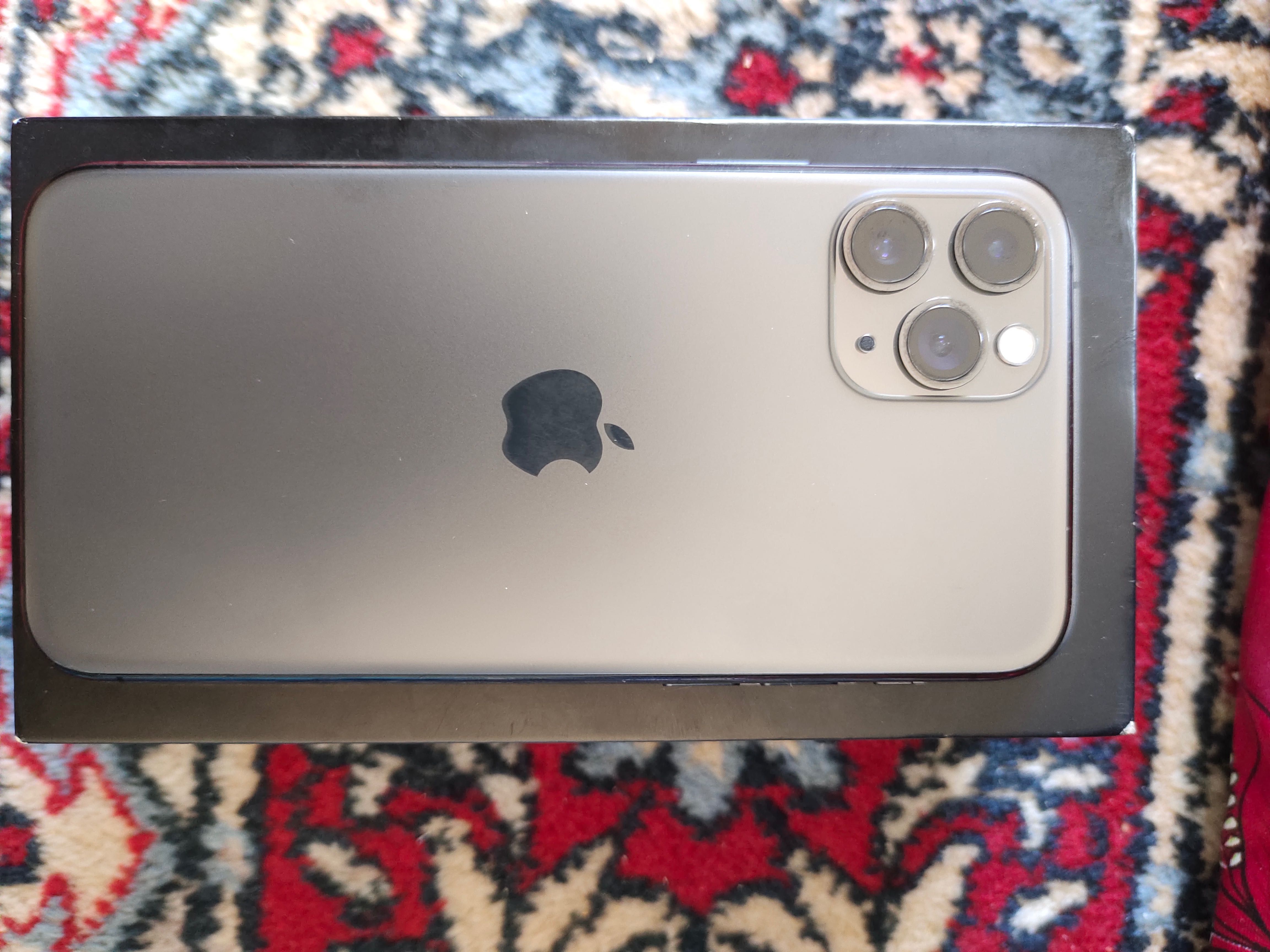 Apple 11 pro srochna sotiladi naxt