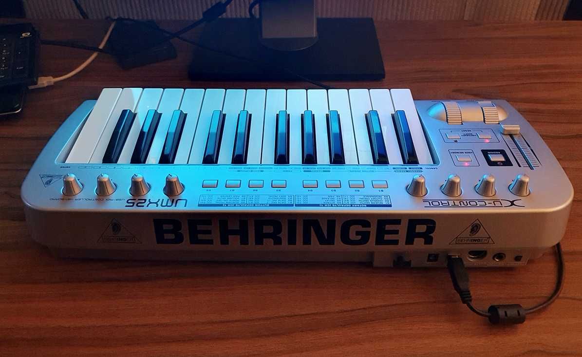 Clapa / controller MIDI Behringer UMX25