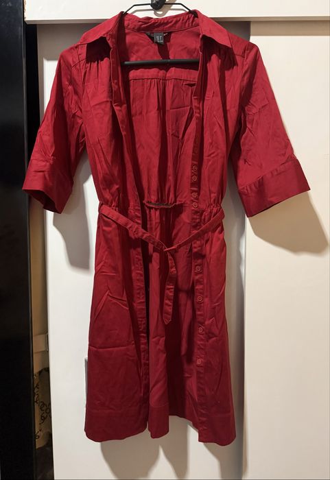 Разнообразни дамски дрехи – различни размери S–L