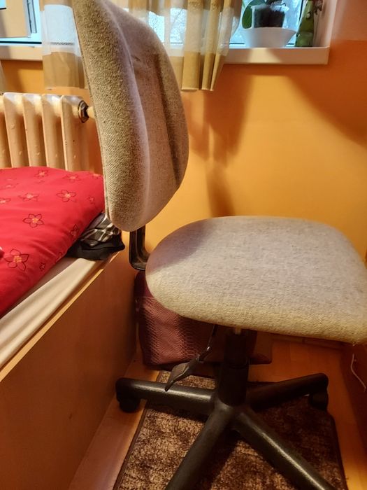 Scaun de birou cu tapițeria din textil