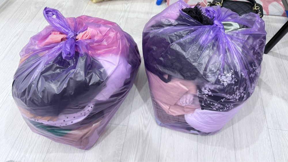 Два пакеты одежды есть и новые и вещи носила в основном 2-3 раза