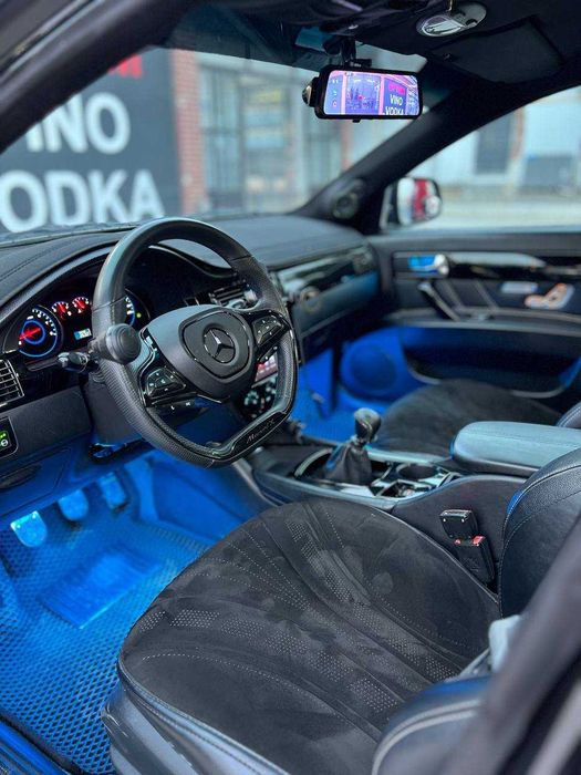 Энтузиасты автомобильного тюнинга.