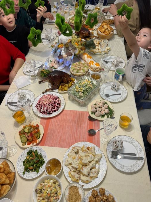 Продам стол обеденный за 33000 . На 8-10 чел.