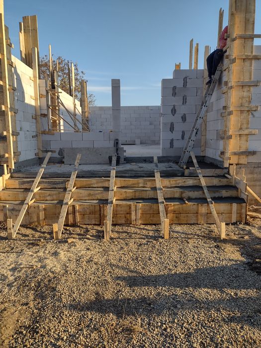 Echipa meseriasi construcții execut case la roșu finisaje interioare