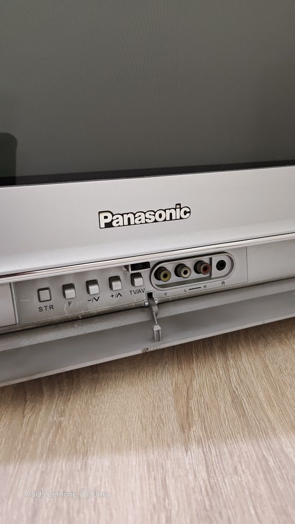 Televizor Panasonic cu tub, telecomanda inclusa