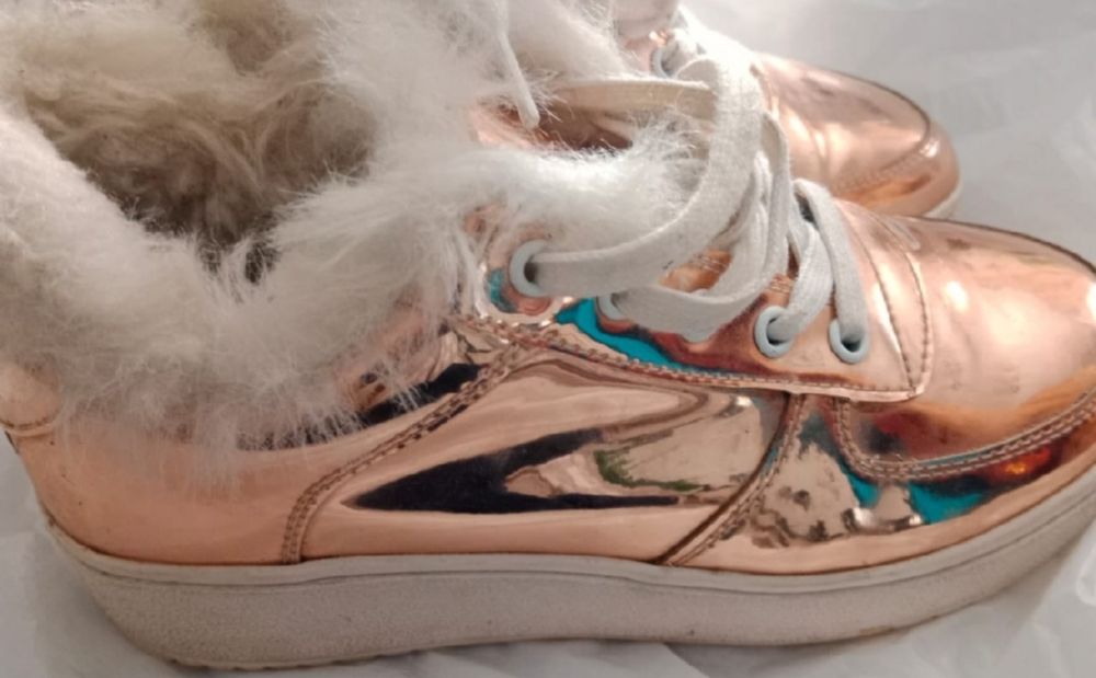 Кроссовки женские зимние в хорошем состоянии