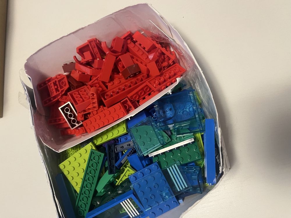 Lego части, които са сортирани по цветове