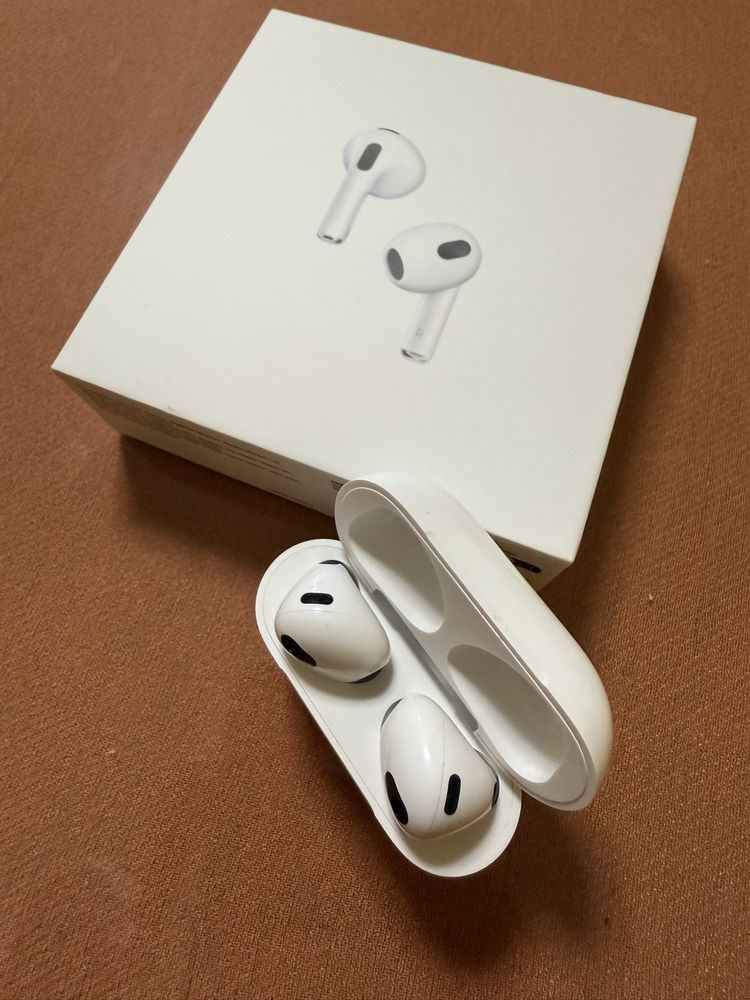 Apple AirPods 3 отлично състояние, с кейс протектор