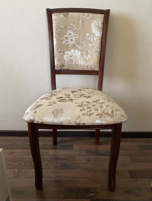 Стол и  стулья продаем