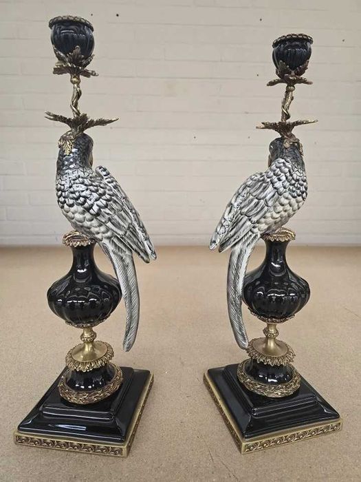 Pereche de sfesnice din porțelan cu ornamente din bronz