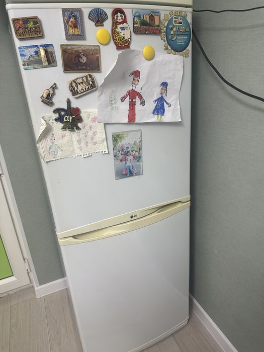 Продам холодильник LG белового цвета, состояние б/у работает хорошо,