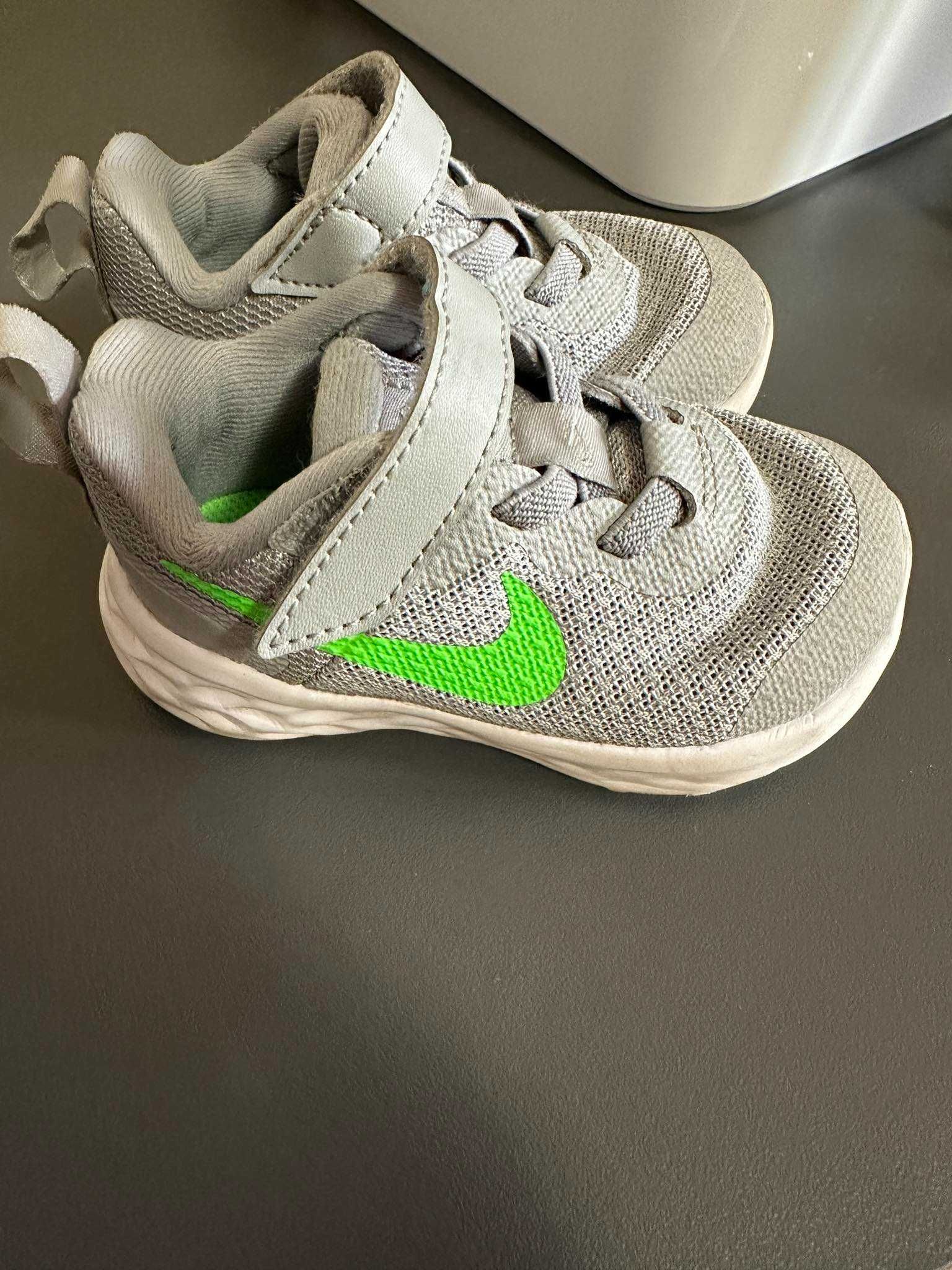Бебешки маратонки на Nike и H&M