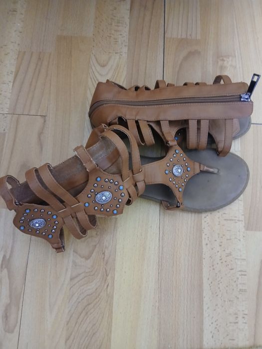 Vând sandale ptr.damă