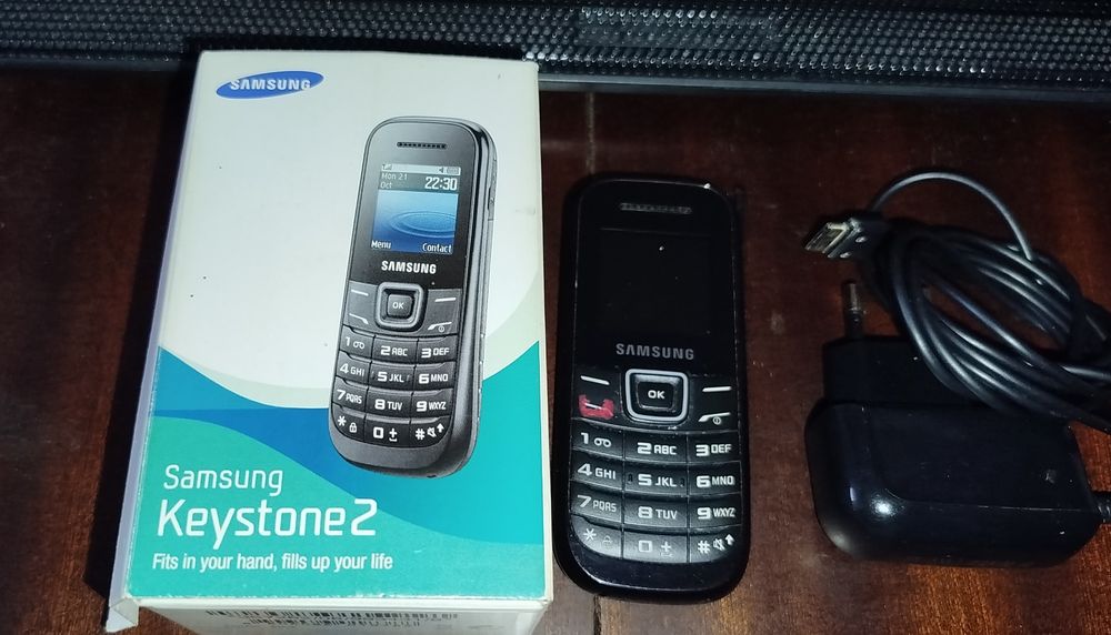 Телефон Samsung със зарядно.