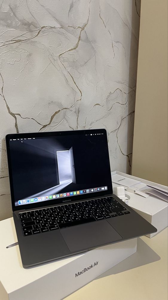 MacBook Air 13, 2020 в идеальном состоянии