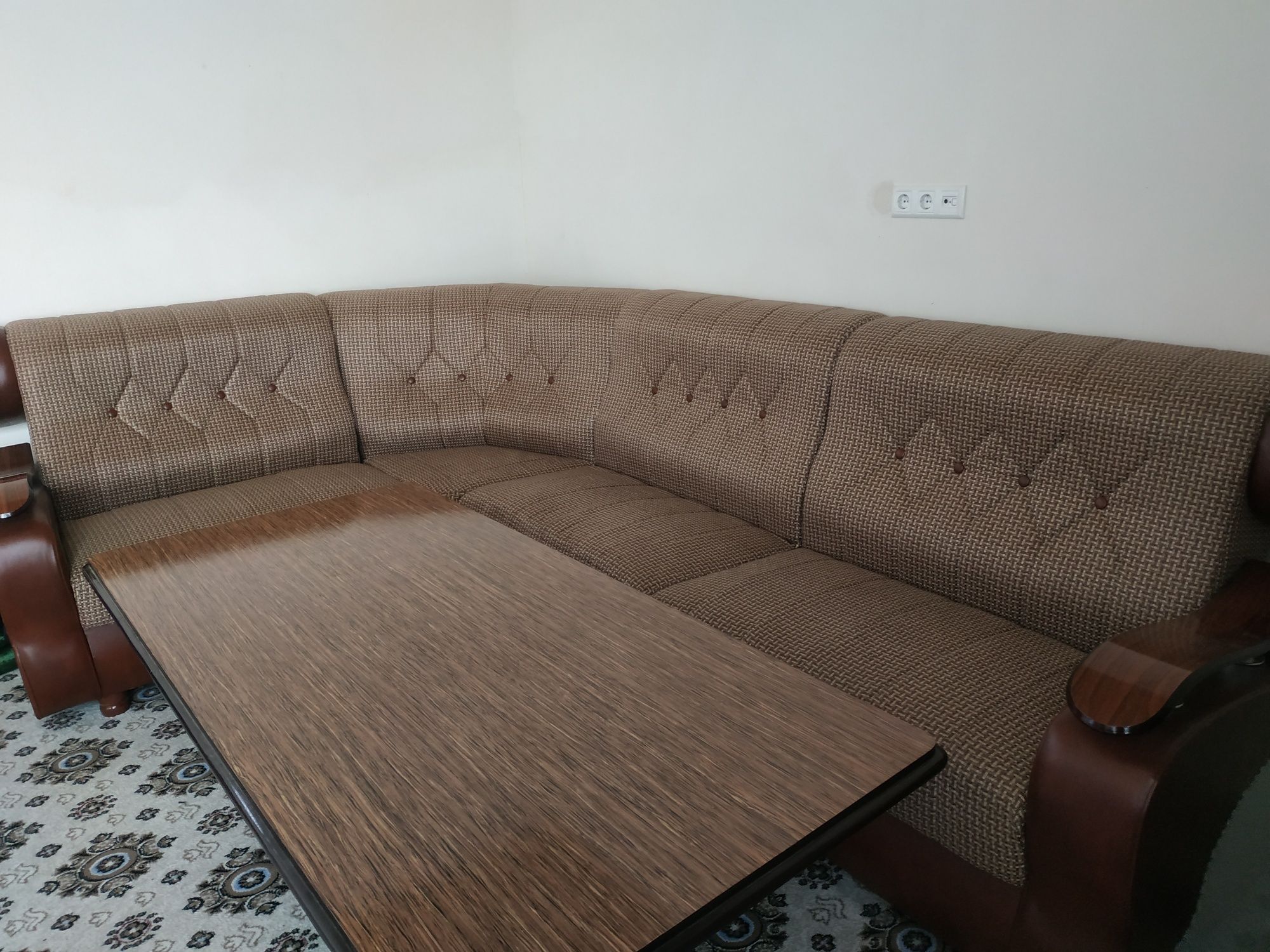 Ugolok divan stoli bilan
