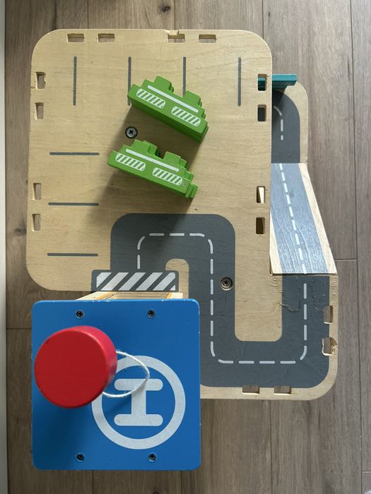 Дървен детски гараж за колички Moni