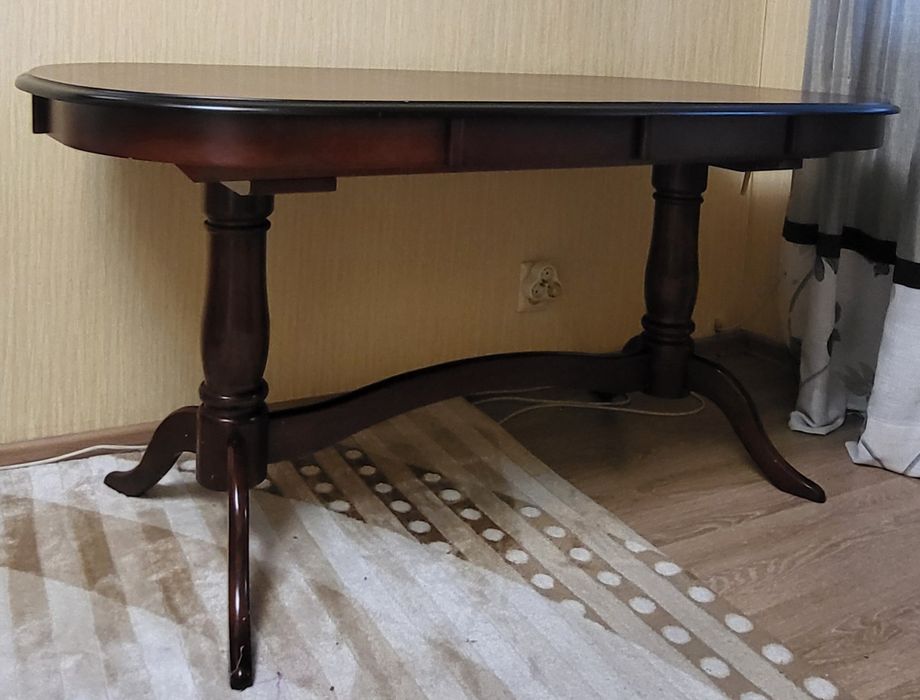 Продам стол в гостиную.