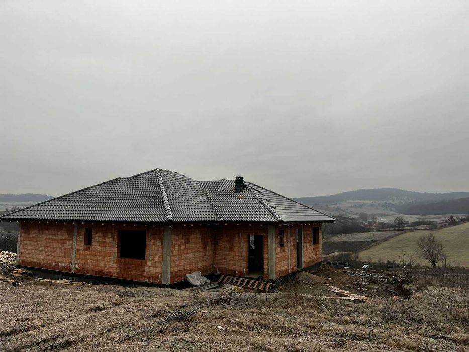 Construcții case la roșu și la cheie