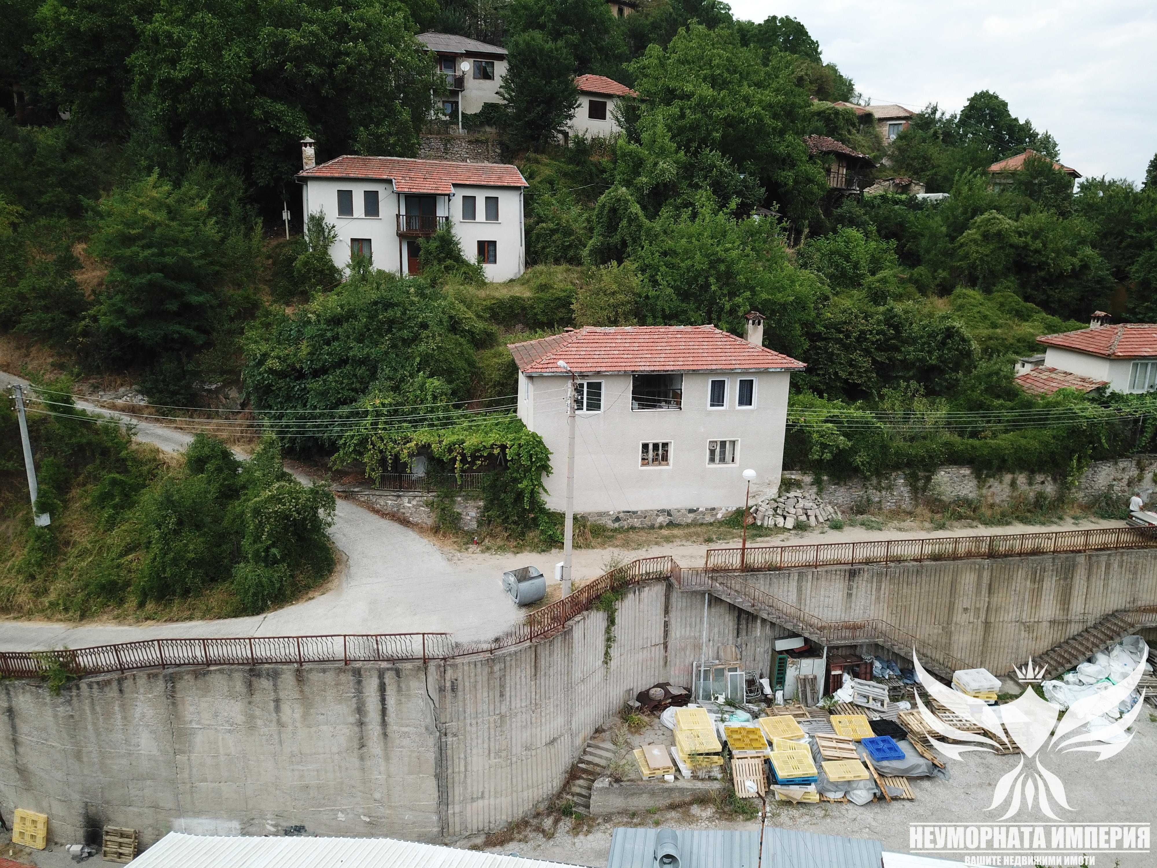 Двуетажна вила/къща 120РЗП с 460кв.м. двор село Югово общ.Лъки