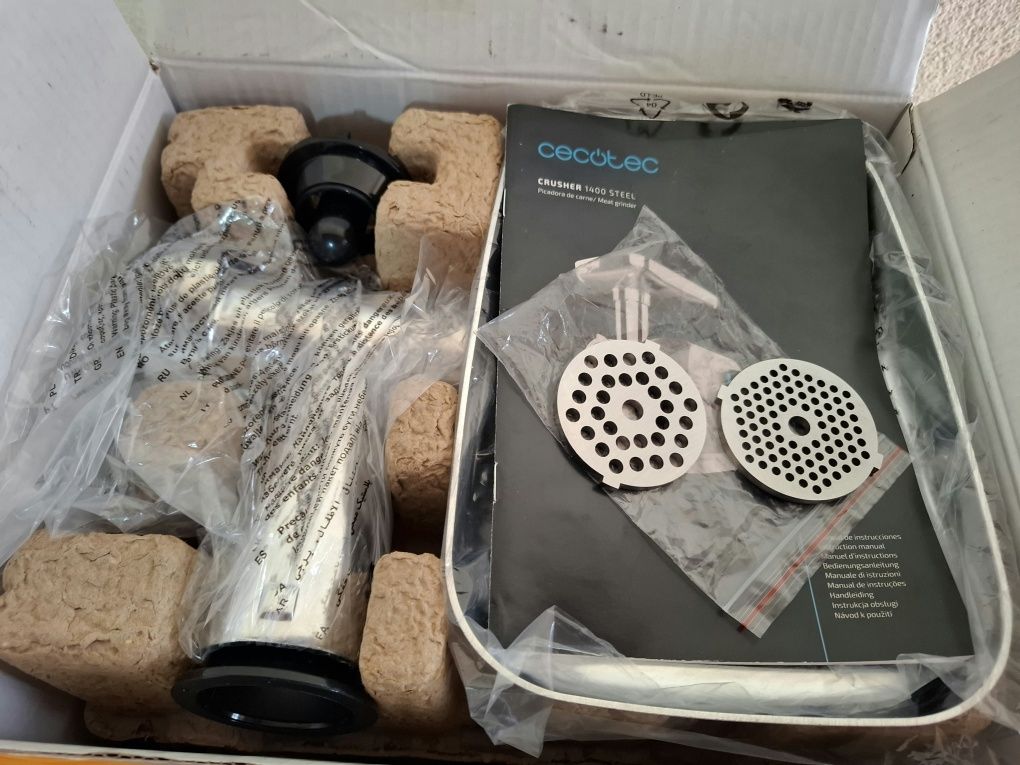 Crusher 1400 1360W електрическа месомелачка, с 1 нож и 3 режещи плочи.