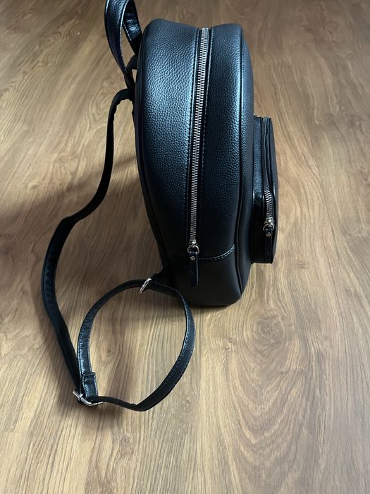 Продавам дамска кожена раница Pull&Bear