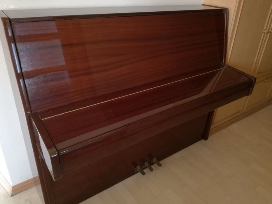 Продаю пианино Riga три педали 300$