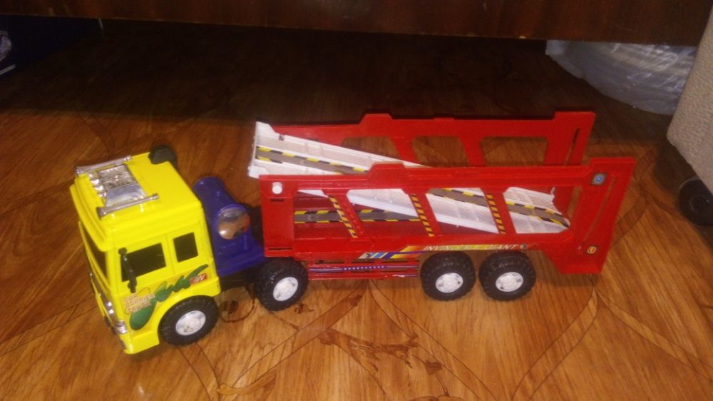 Игрушки детские пласмассовые.(Машинка, ящер, лошадка, домик)