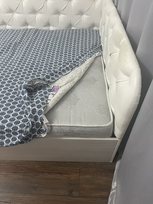 Диван и кровать в хорошем состояний