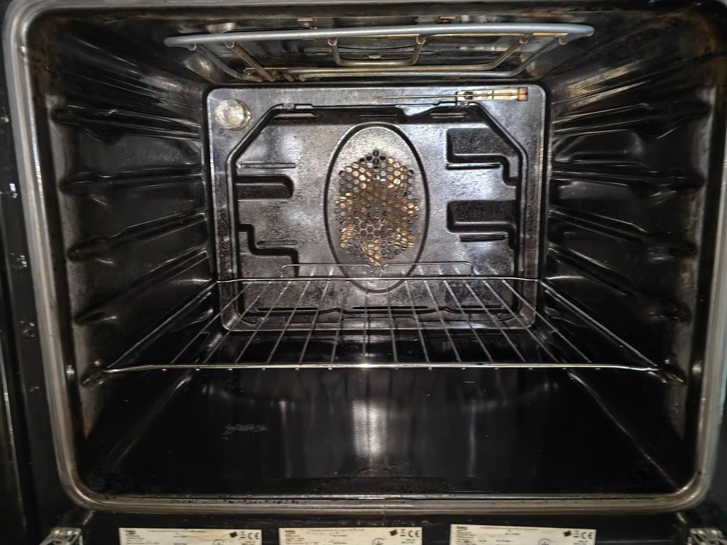 Продавам готварска печка с газови и обикновени котлони BEKO