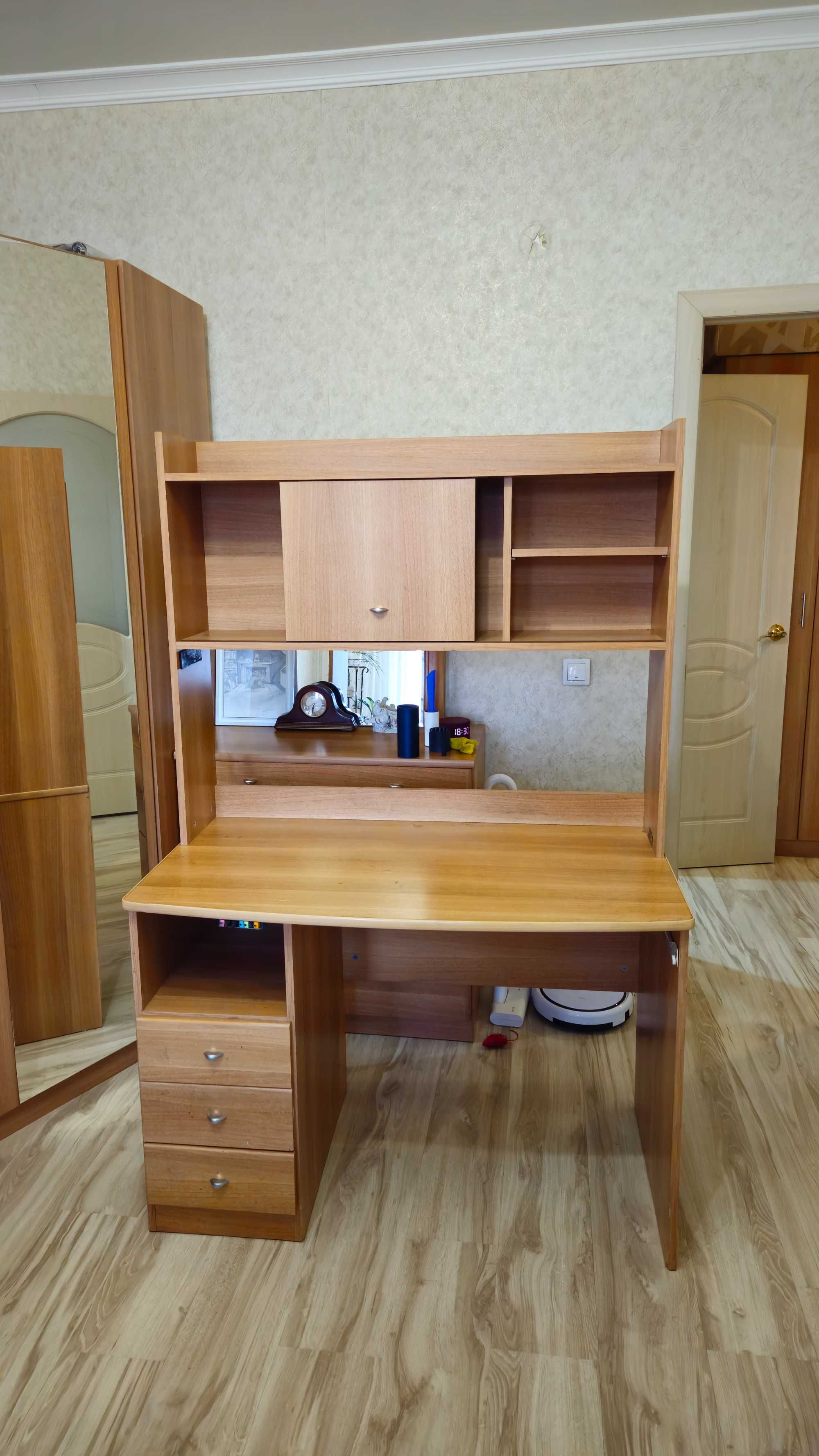 Стол с надстройкой компьютерный