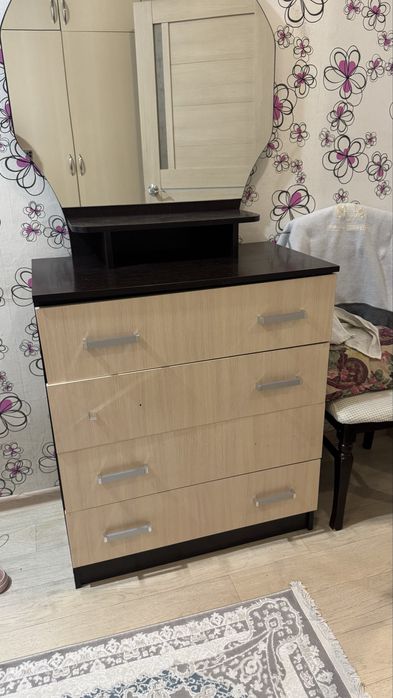 комод с зеркалом